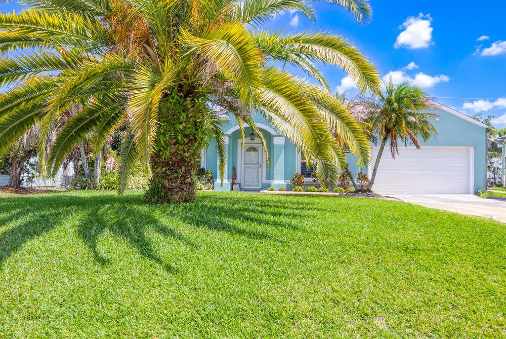 Photo of 613 SE Dean Terrace, Port Saint Lucie, FL 34984 (MLS # B26023617)