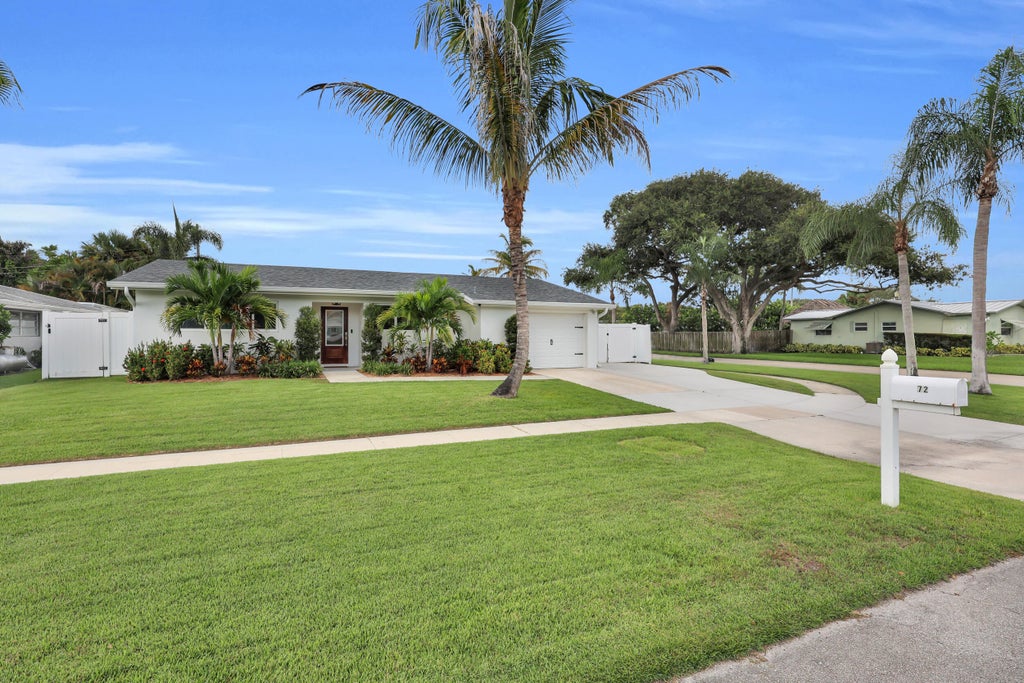 Photo of 72 WILLOW Road, Tequesta, FL 33469 (MLS # B26073990)
