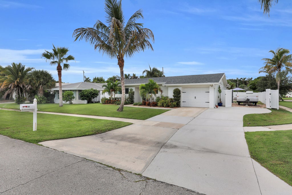 Photo of 72 WILLOW Road, Tequesta, FL 33469 (MLS # B26073990)