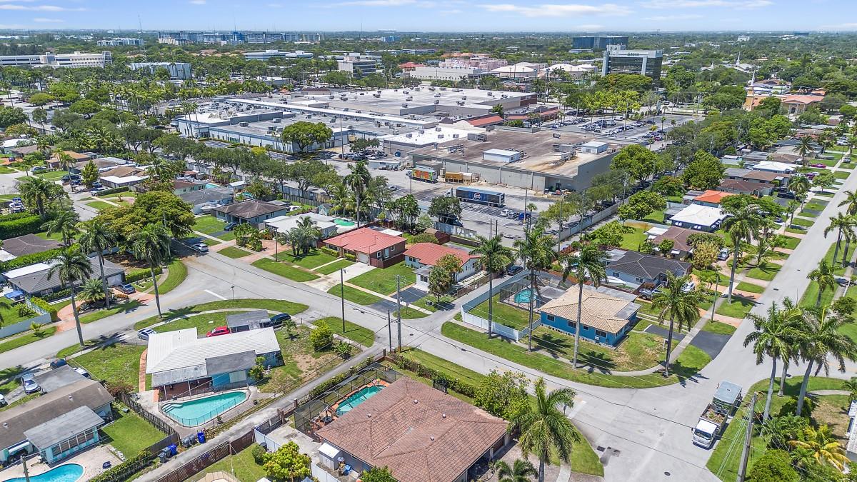 326 N 32nd Ave, Hollywood, FL, 33021/$574,000 4 326 N 32nd Ave