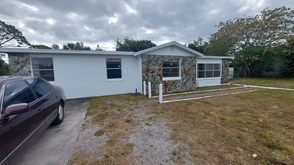 Photo of 2000 N 51st Street, Fort Pierce, FL 34947 (MLS # R10977554)