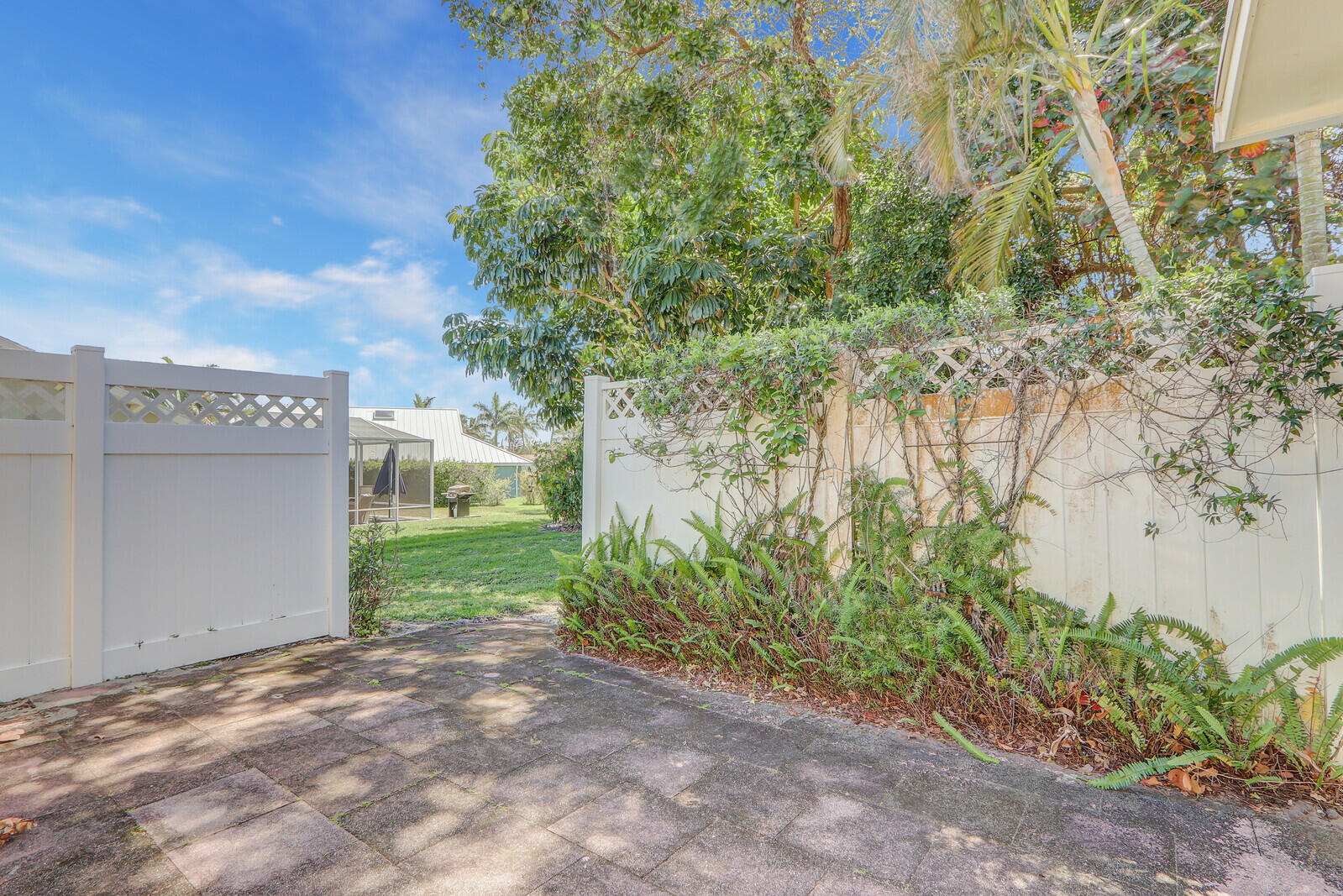 THE SOUNDINGS - Residential Lease