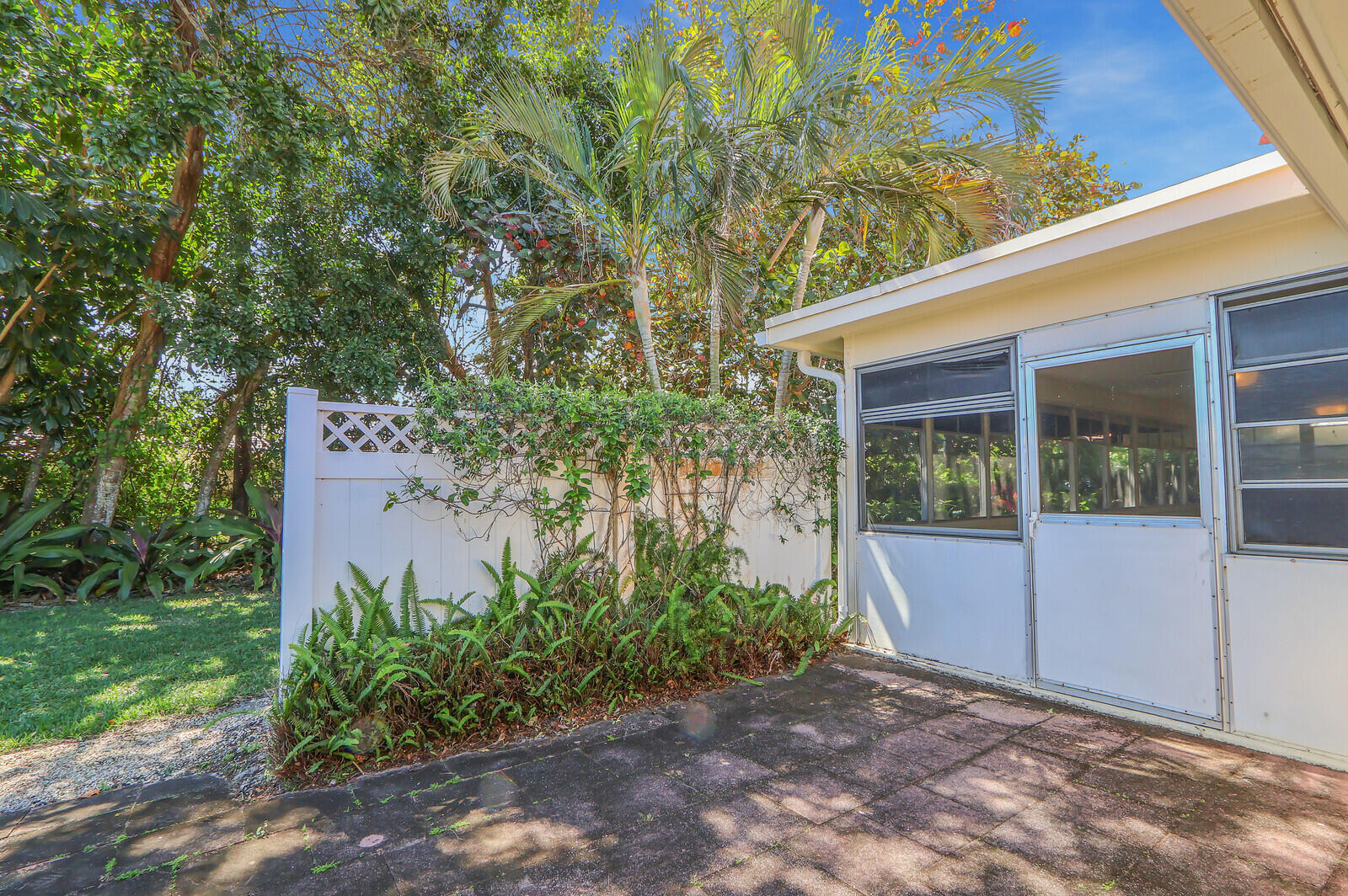 THE SOUNDINGS - Residential Lease