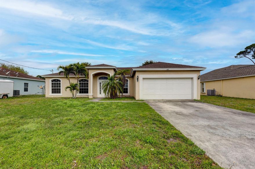 NEW ROOF TO BE INSTALLED! Must See!!! 4/2 with 2 car garage conveniently  located near Bayshore. Vaulted ceilings greet you as you enter with Domed Archways throughout including to separate Dining/Flex Room. Spacious Living with French Doors leading to large backyard. SS appliances, Bar Counter, Eat-In Kitchen in beautiful Bay Window Nook. Split Bedroom Plan, Primary has 2 roomy closets, Ensuite with Dual Sinks and Water Closet. Fantastic Floor Plan, Inside Laundry, Great Location and price!