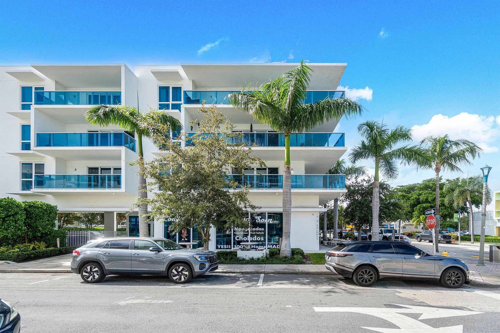Fabulous state of the art apartment. 9 foot ceilings- open kitchen, walk to ocean