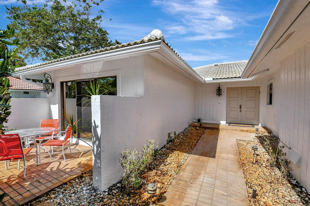 Photo of 13 E Glens Drive, Boynton Beach, FL 33436 (MLS # R10962369)