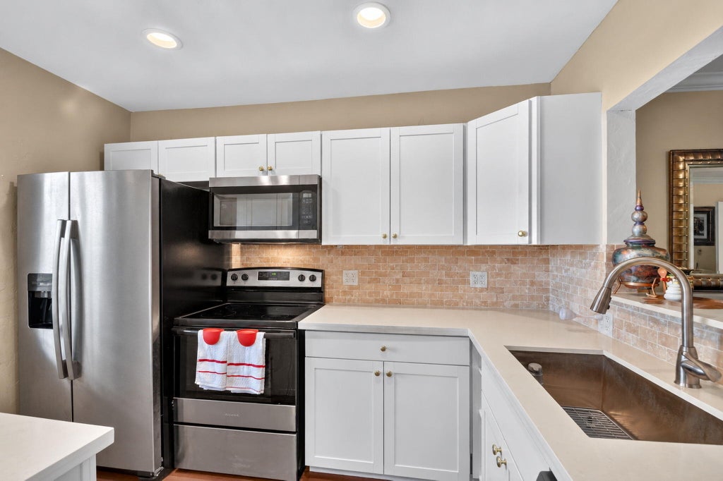 Photo of 150 LAKE MERYL Drive #244, West Palm Beach, FL 33411 (MLS # B26091184)