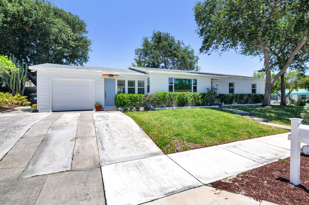 Photo of 304 Wellesley Drive, Lake Worth Beach, FL 33460 (MLS # B26028085)