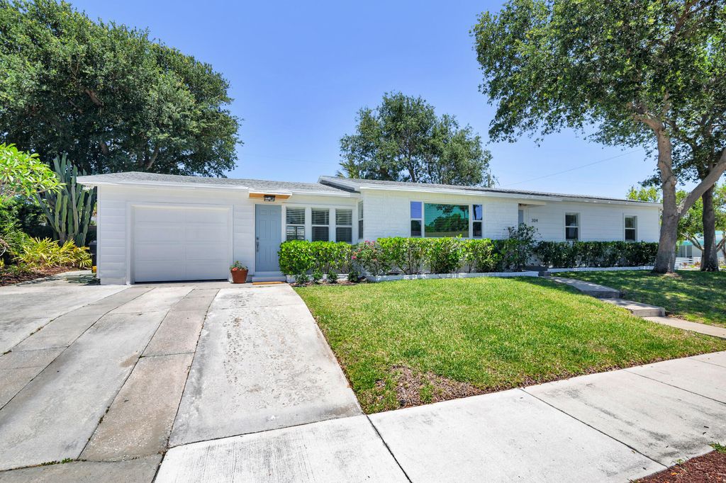 Photo of 304 Wellesley Drive, Lake Worth Beach, FL 33460 (MLS # B26028085)