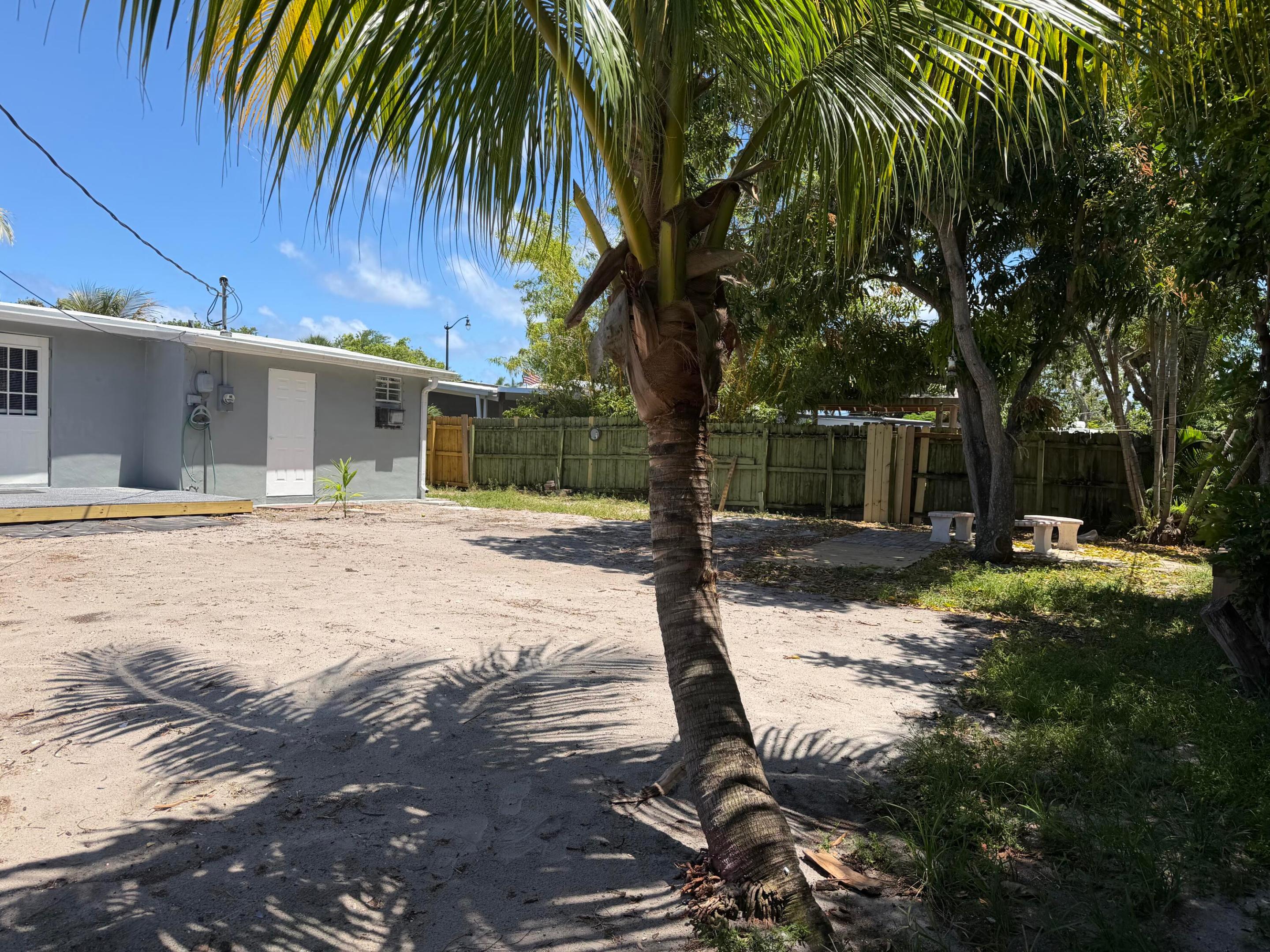 5233 NE 20th Terrace