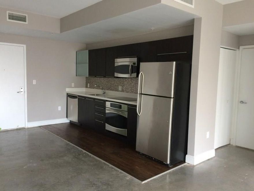 Spectacular West open view to Miami River. Excellent unit on 21st floor. 1 Bed and 1 Bath, open modern kitchen, spacious Living Room, Big bedroom, Washer and Dryer on unit, huge Balcony!! Basic TV Cable and Internet WiFi INCLUDED !!! Infinity pool, Jacuzzi, SPA, Sauna, GYM, green lounge areas, Valet Parking, Deli, Dry cleaners and much more!! Across from the entertainment & business districts, perfect for working professionals. Metro mover and I-95 highway close by.