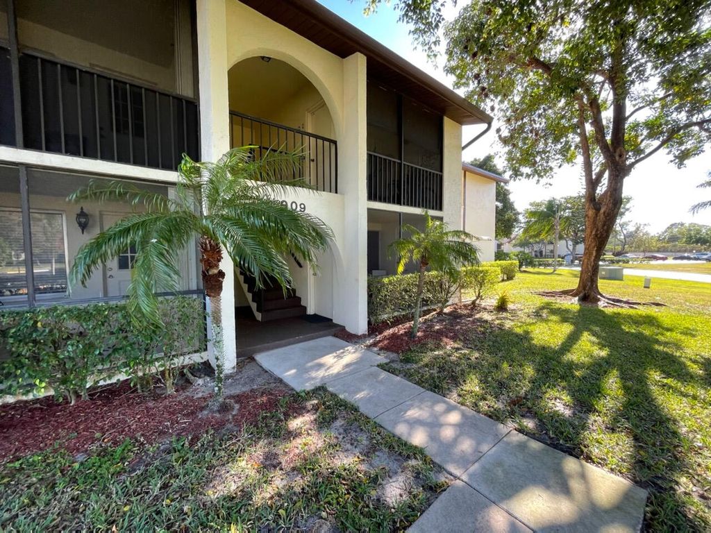 Photo of 4988 Sable Pine Circle #D1, West Palm Beach, FL 33417 (MLS # R11160124)