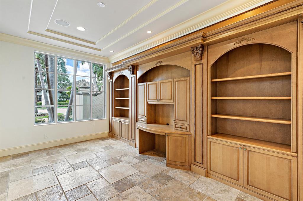 ROYAL PALM YACHT & COUNTRY CLUB - Residential