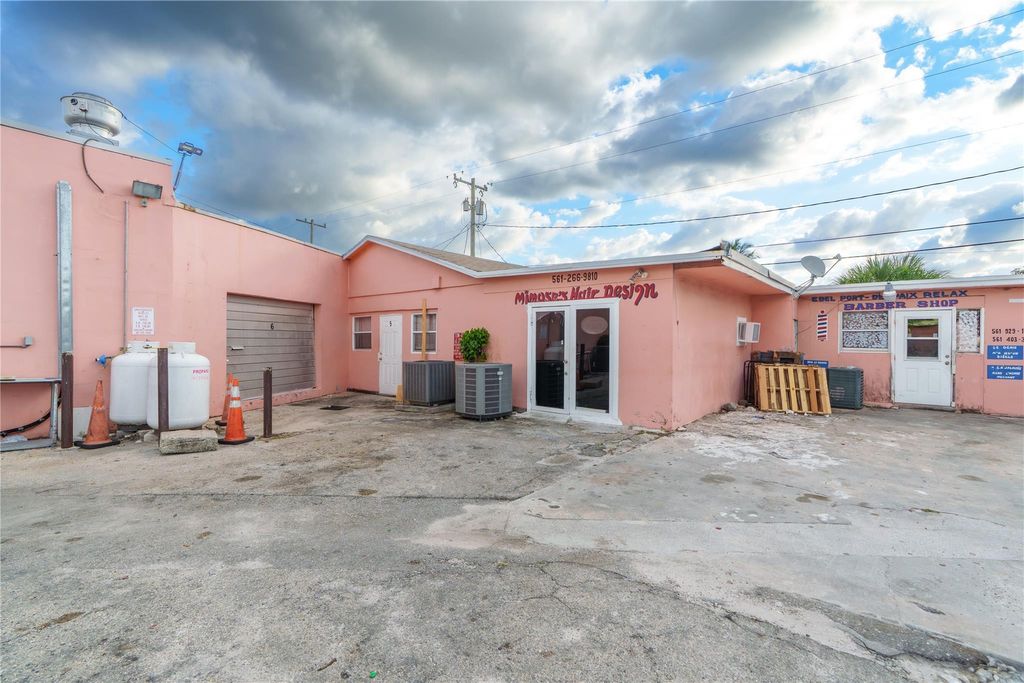 Photo of 341 SE 2nd Avenue, Delray Beach, FL 33483 (MLS # F10556035)