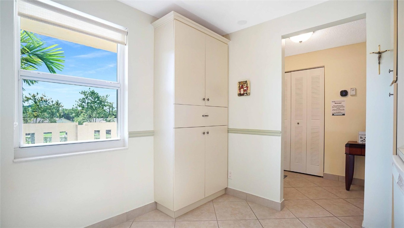 MEADOWBROOK LAKES VIEW - Residential