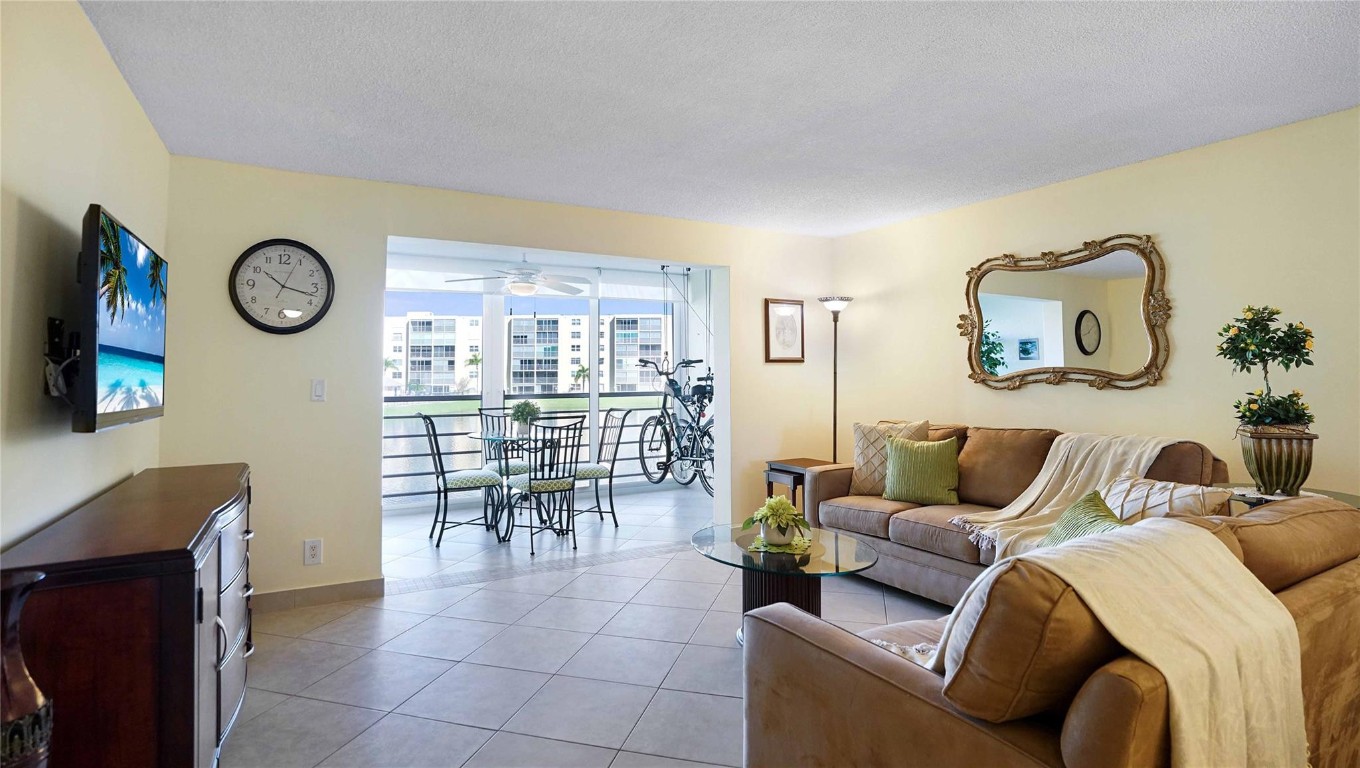 MEADOWBROOK LAKES VIEW - Residential