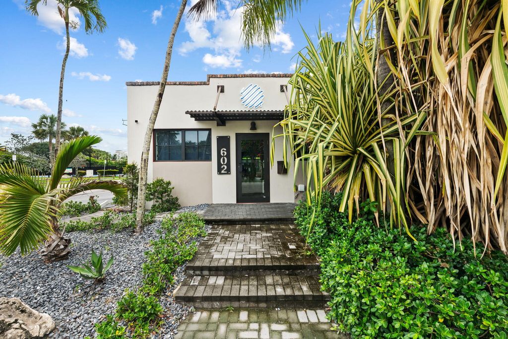 Photo of 602 SW 12th Avenue, Fort Lauderdale, FL 33312 (MLS # B26044278)