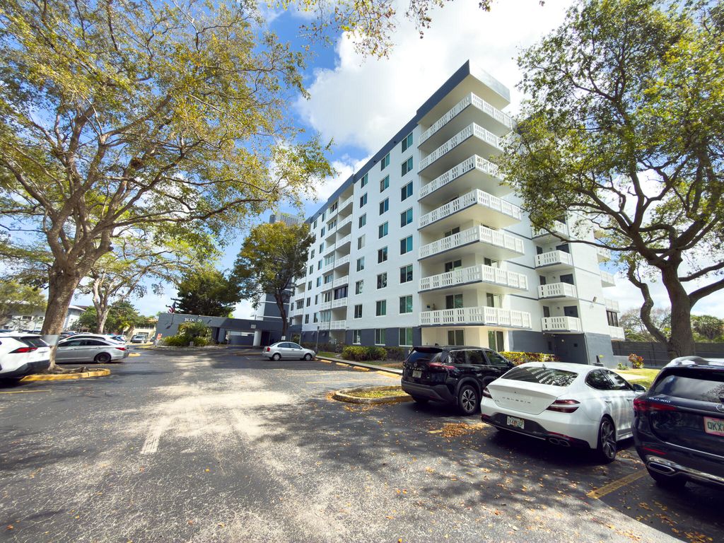 Photo of 919 Hillcrest Drive #511, Hollywood, FL 33021 (MLS # B26000209)