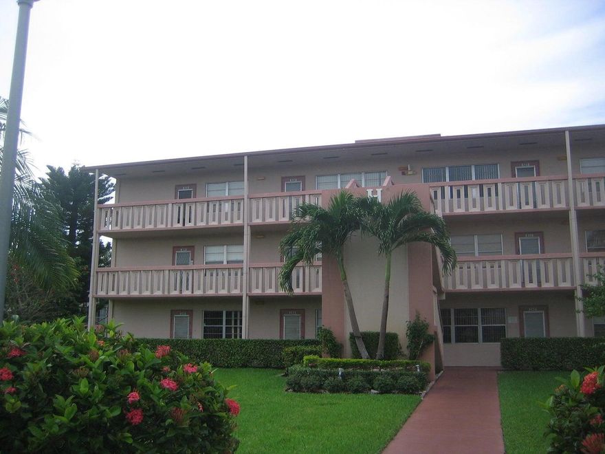 Nice unit at a great price in beautiful Century Village Boca with its fabulous clubhouse with loads of activities.