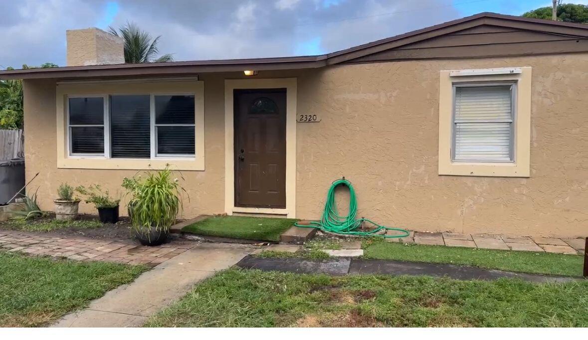 Quiet neighborhood close to I95, Airport, schools and supermarkets.