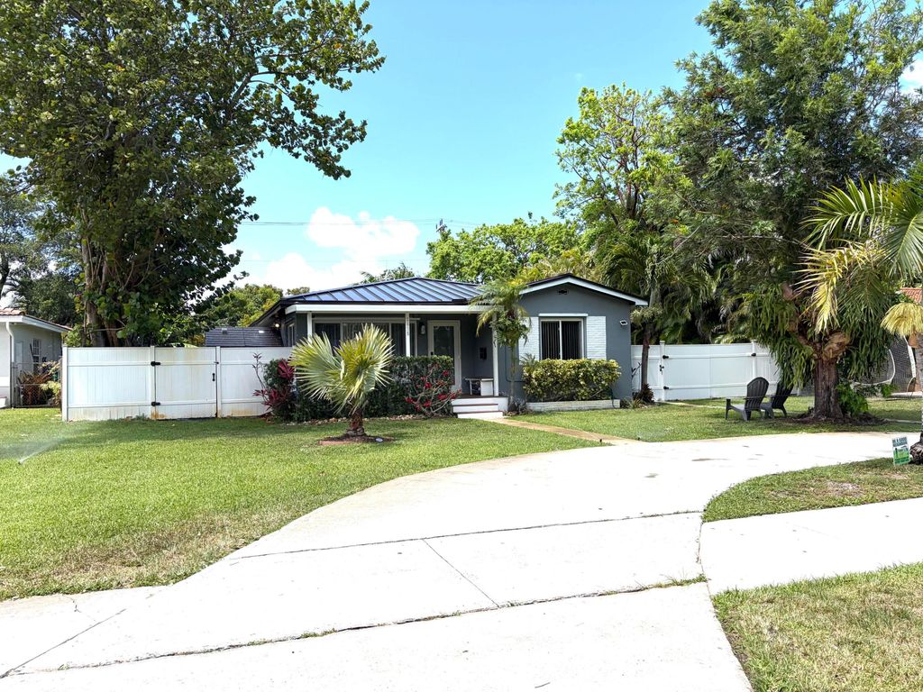 Photo of 2615 Roosevelt Street, Hollywood, FL 33020 (MLS # B26032665)