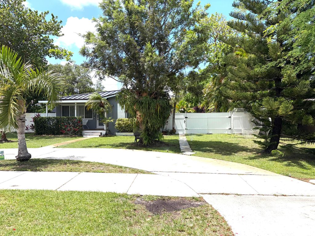 Photo of 2615 Roosevelt Street, Hollywood, FL 33020 (MLS # B26032665)