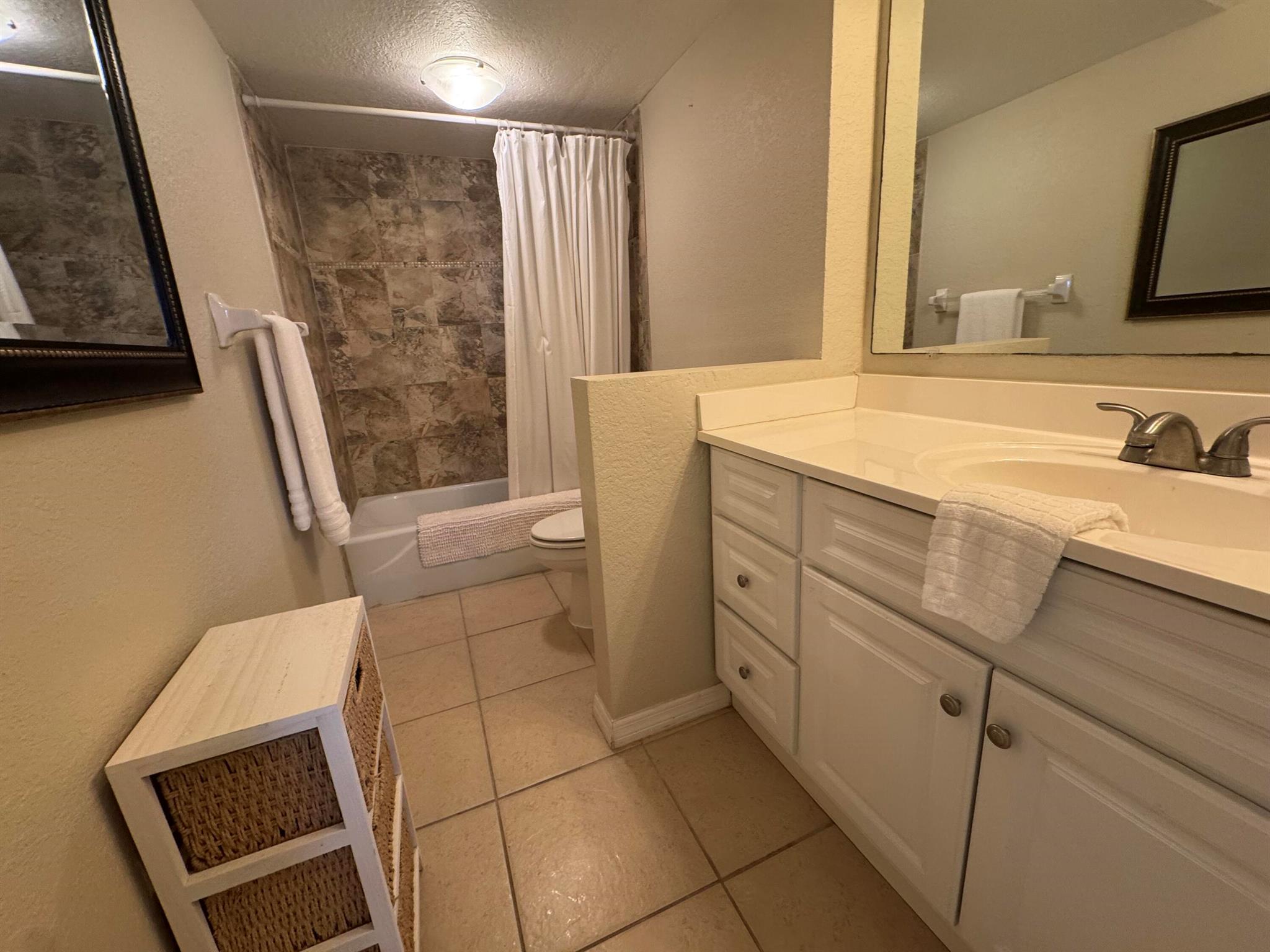 SEA PALMS CONDOMINIUM - Residential Lease