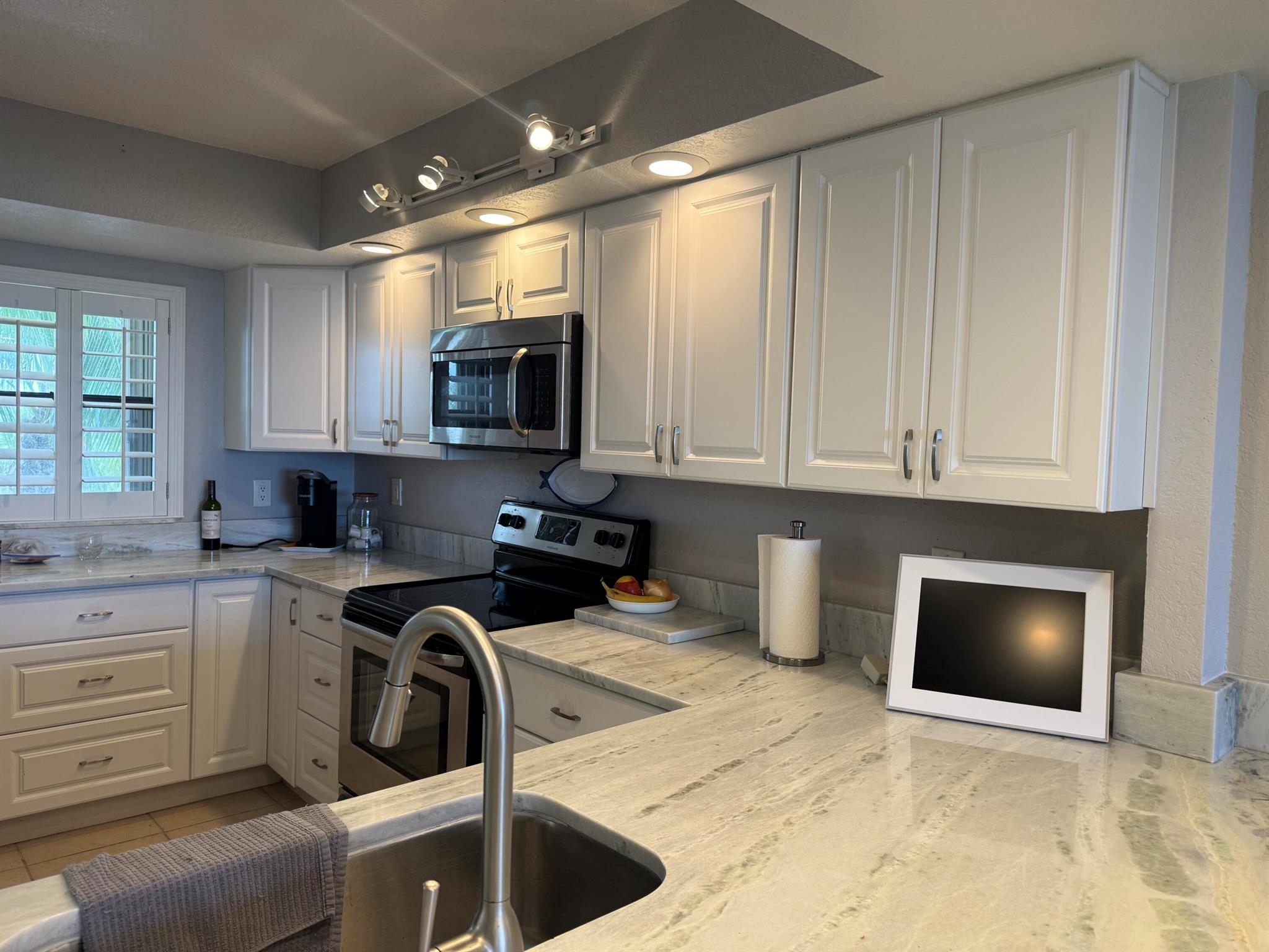 SEA PALMS CONDOMINIUM - Residential Lease