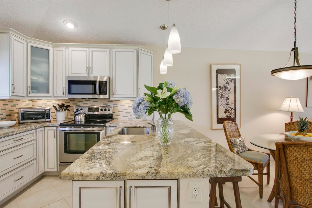 Photo of 820 Club Drive, Palm Beach Gardens, FL 33418 (MLS # R10888999)