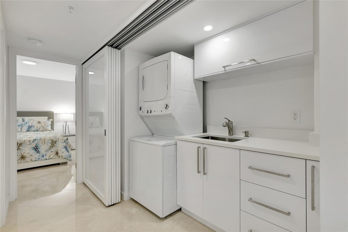 ISLAND POINT CONDO - Residential