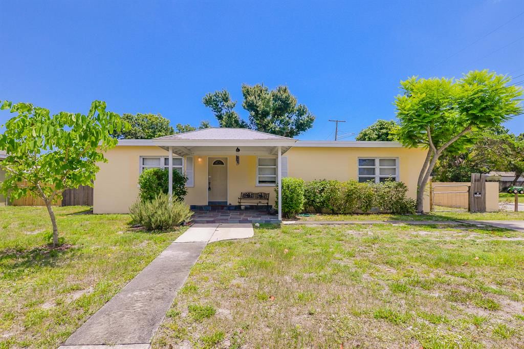 Photo of 1618 Oleander Boulevard, Fort Pierce, FL 34950 (MLS # R10715052)