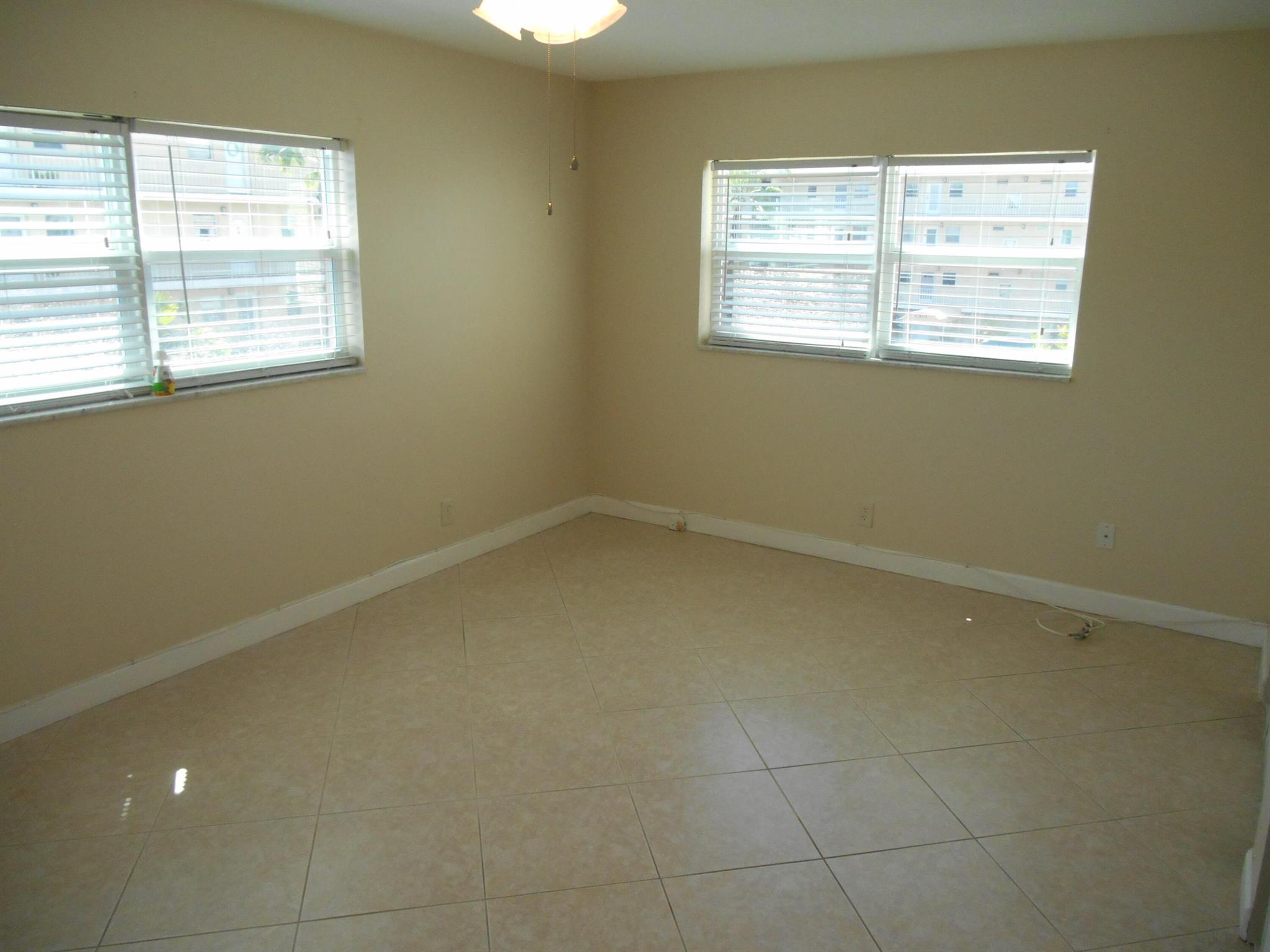 VILLAGE ROYALE - Residential