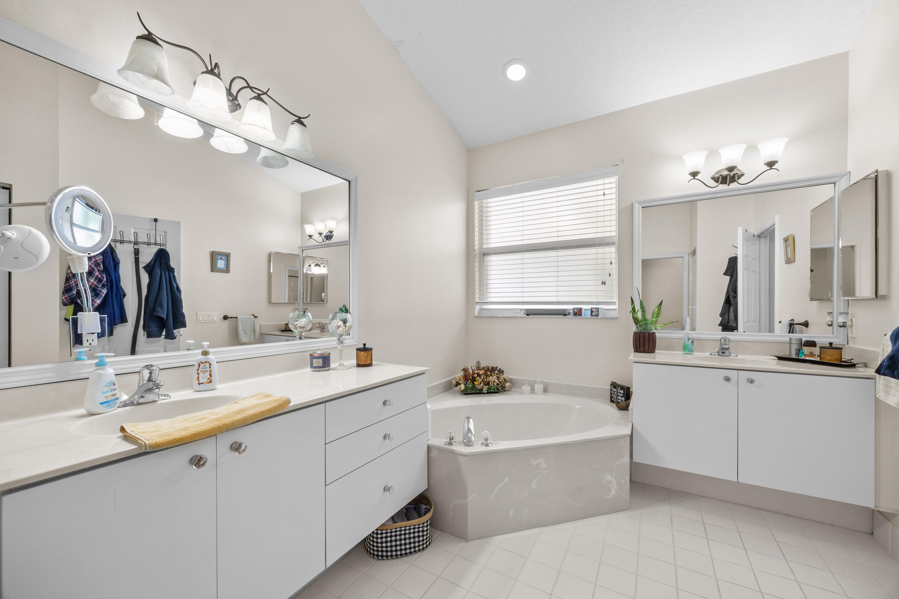 MAGNOLIA LAKES - Residential