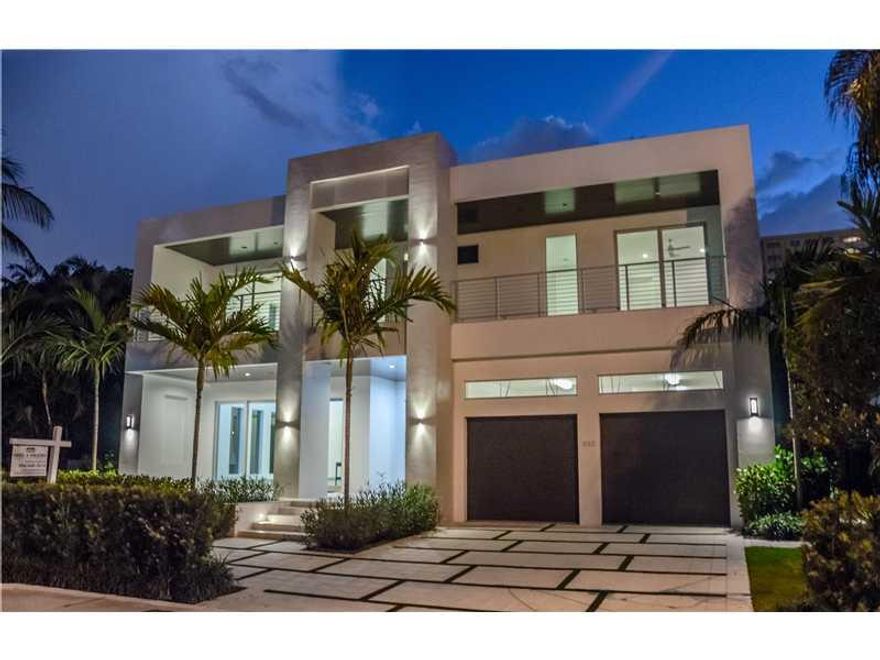 Modern elegance with international influences by award winning builder. Seamless outdoor spaces from entryway to covered backyard entertainment area feature resort style pool, summer kitchen, and garden. Finest craftsmanship and selection of the most soph isticated finishes in this bright open floor plan. Oversized roof top patio has unsurpassed views of the Intracoastal and City. A trophy of modern architecture in a world class location. Smart house with Control 4 Lighting systems.