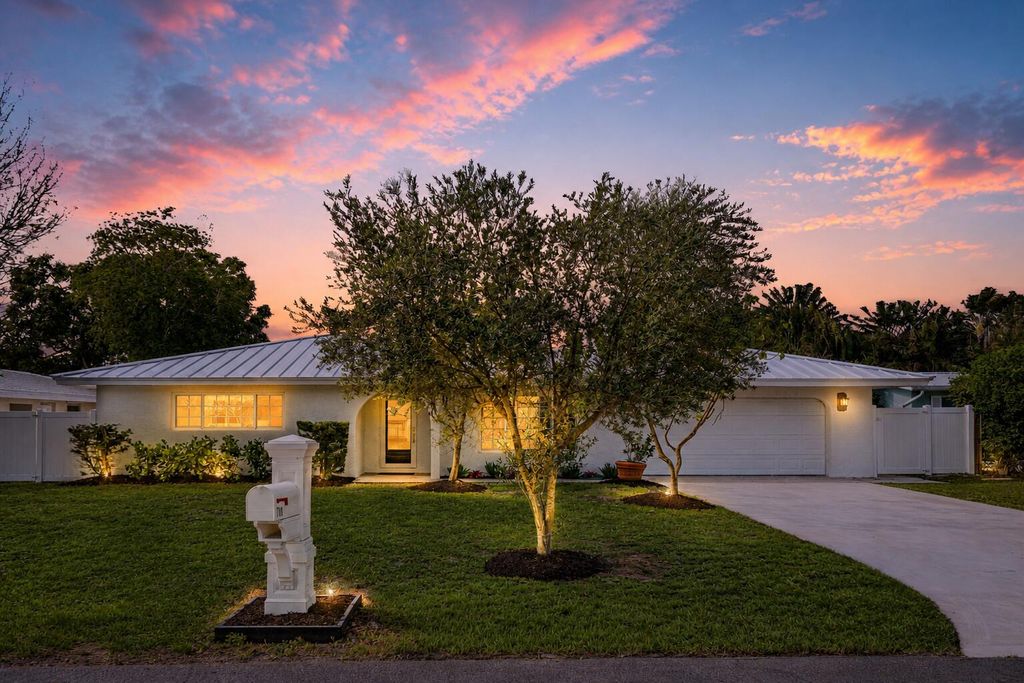 Photo of 718 SW 27th Place, Boynton Beach, FL 33435 (MLS # B26023536)