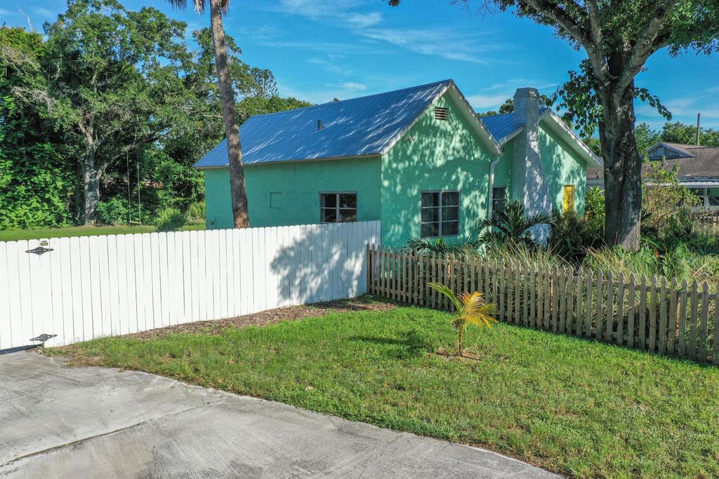 Photo of 812 S 13th Street, Fort Pierce, FL 34950 (MLS # R10916867)