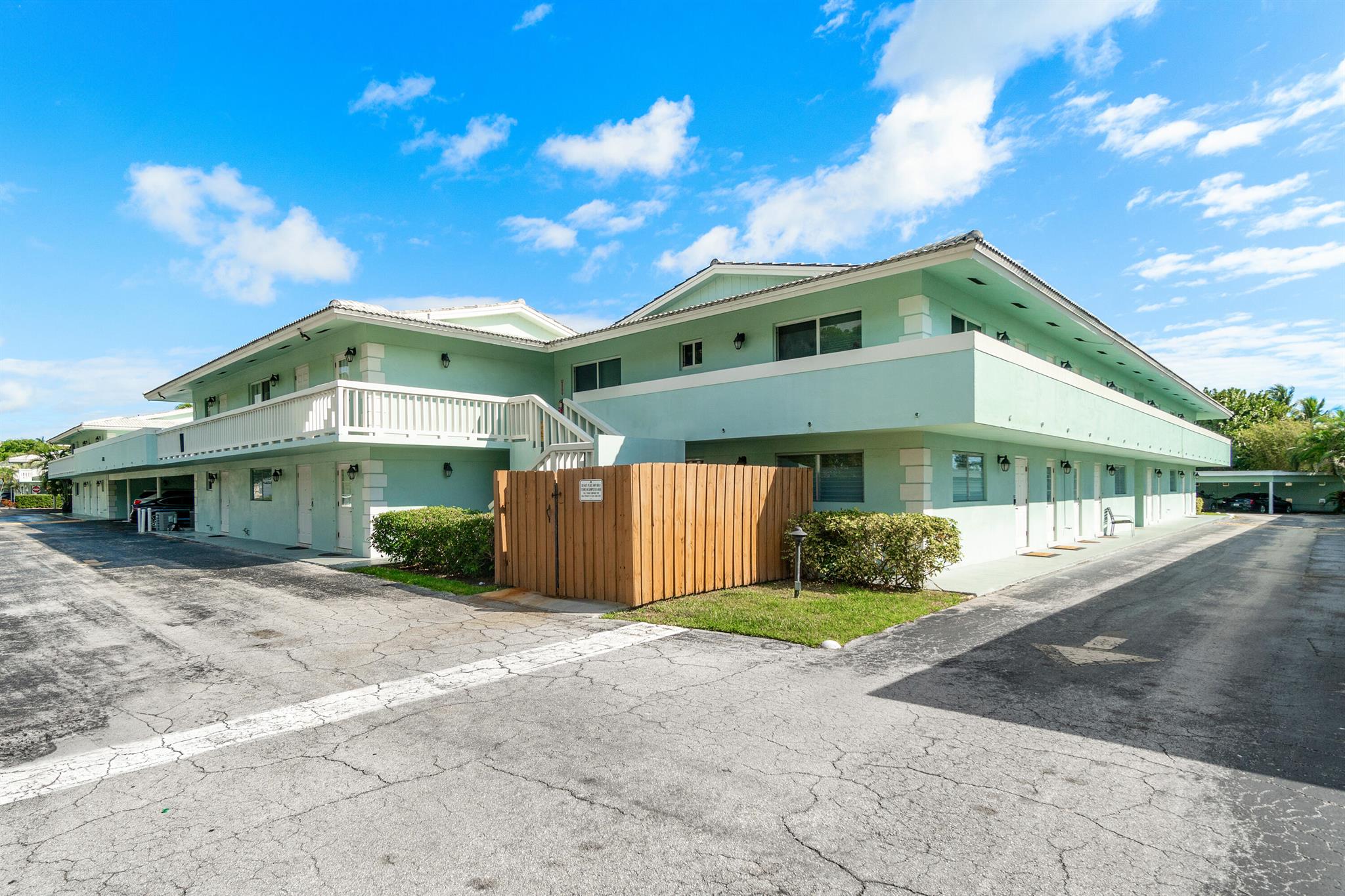 Updated Large Studio, with screen in patio with pool view with updated kitchen. Includes 1 covered car port parking great to have! Deerfield Beach, walk to restaurants, the beach, shopping, great night life, this studio is over looking the pool and gardens. You will love this large & cute spacious place to call home! Call to see today!