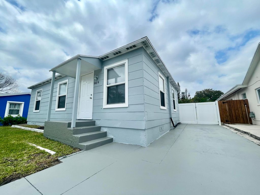 Photo of 909 N C Street, Lake Worth Beach, FL 33460 (MLS # R11082790)