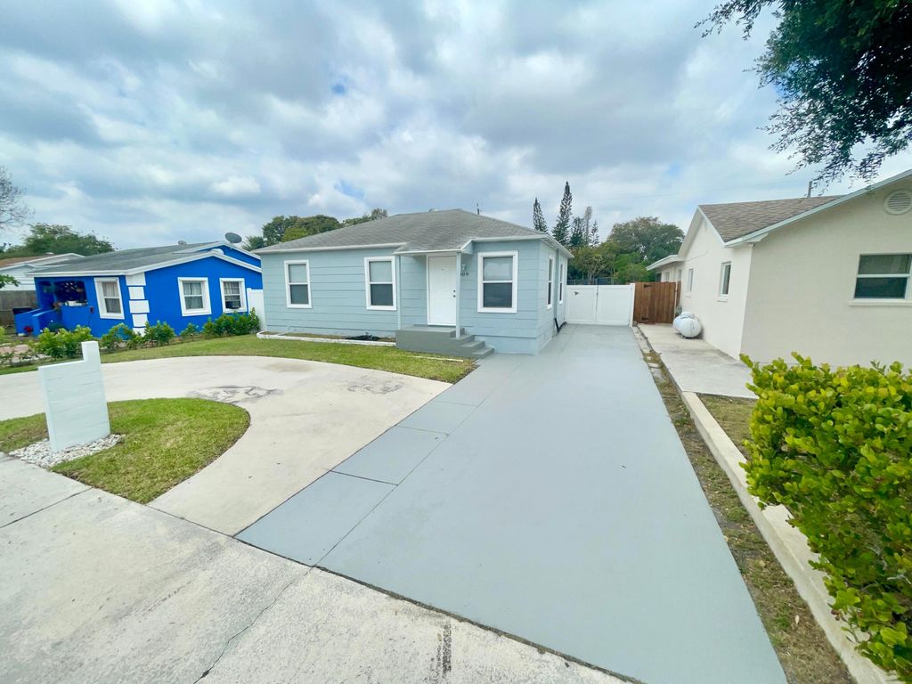 Photo of 909 N C Street, Lake Worth Beach, FL 33460 (MLS # R11082790)
