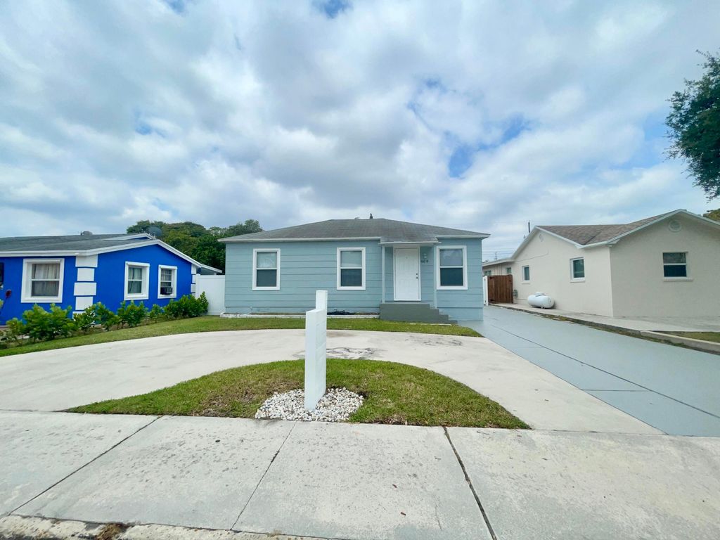 Photo of 909 N C Street, Lake Worth Beach, FL 33460 (MLS # R11082790)