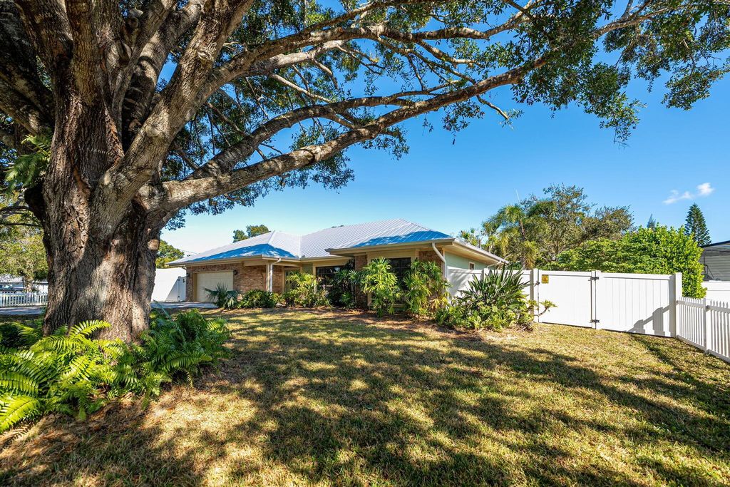 Photo of 6106 Silver Oak Drive, Fort Pierce, FL 34982 (MLS # R11142947)