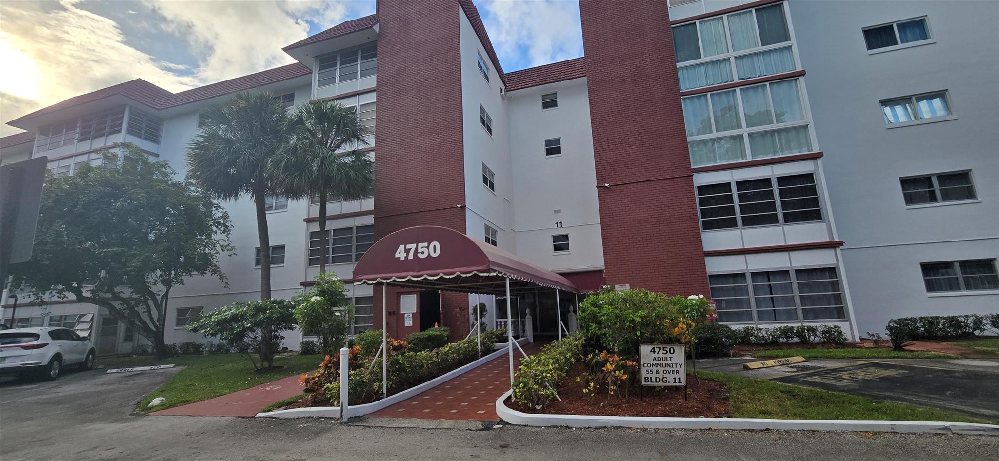 Best priced 2 bedroom 2 bathroom corner unit with a lake view in town! Motivated seller. Unit Needs TLC. Ac not currently working needs replacement. Have quote and contractor ready to go for AC. Large layout with large closets in both rooms. Ideal for seasonal residents and full time residents. Low Hoa with tons of amenities. Don't miss this opportunity!