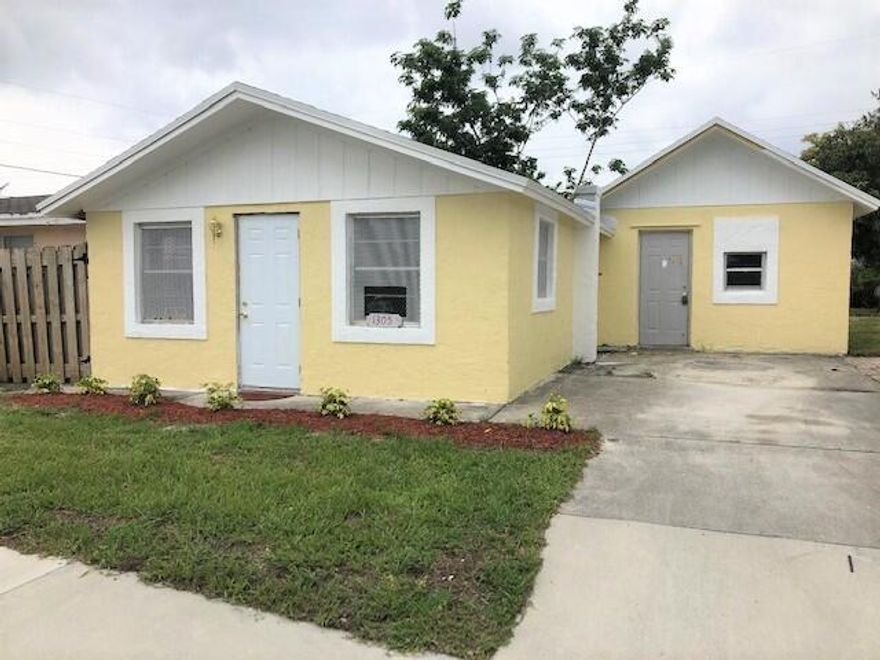 Cute little bungelo.  Recently remodeled.
Tenant is responsible for lawn and utilities
A rare find for a small single family 2 bedroom.  Off street parking.

Back ground check for all tenants 18 and over $50 per tenant.