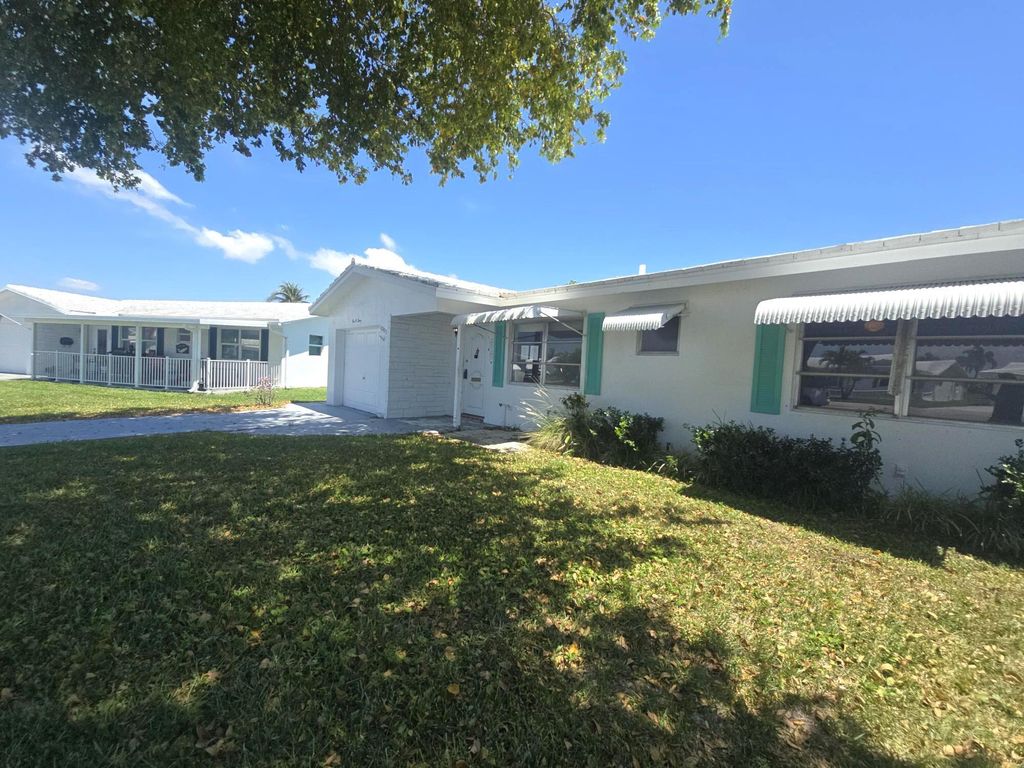 Photo of 1003 SW 7th Avenue, Boynton Beach, FL 33426 (MLS # R11096816)