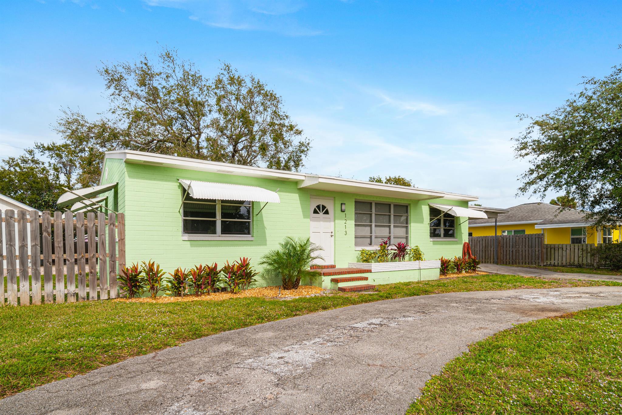 Wonderful opportunity to Lease this light and bright 3 bedroom 2 bath with a HUGE private enclosed yard! (Perfect for pets)Brand new full size washer and dryer and GAS STOVE! Great location, close to downtown, Palm Beach Atlantic, Norton Museum, Palm Beach Island, walking and biking opportunities. home has real wood and tile flooring throughout and recently renovated.