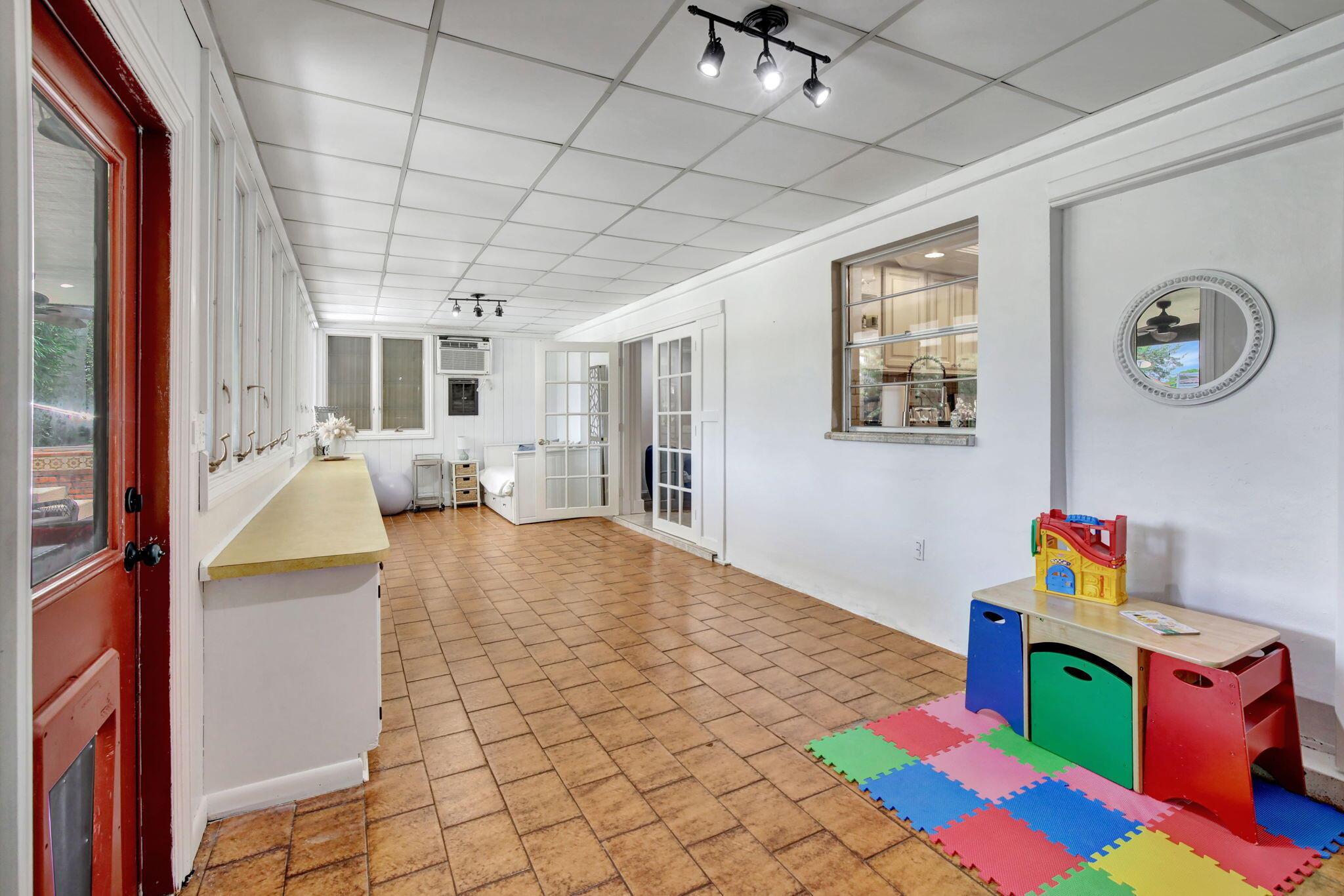 MIRROR LAKE ESTATES SEC F - Residential