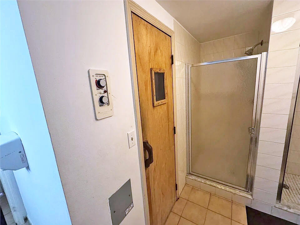 ASHLEIGH HOUSE CONDO - Residential