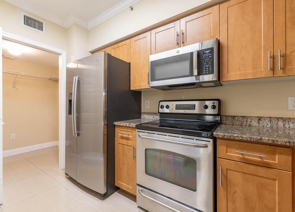 VILLAS AT EMERALD DUNES - Residential Lease