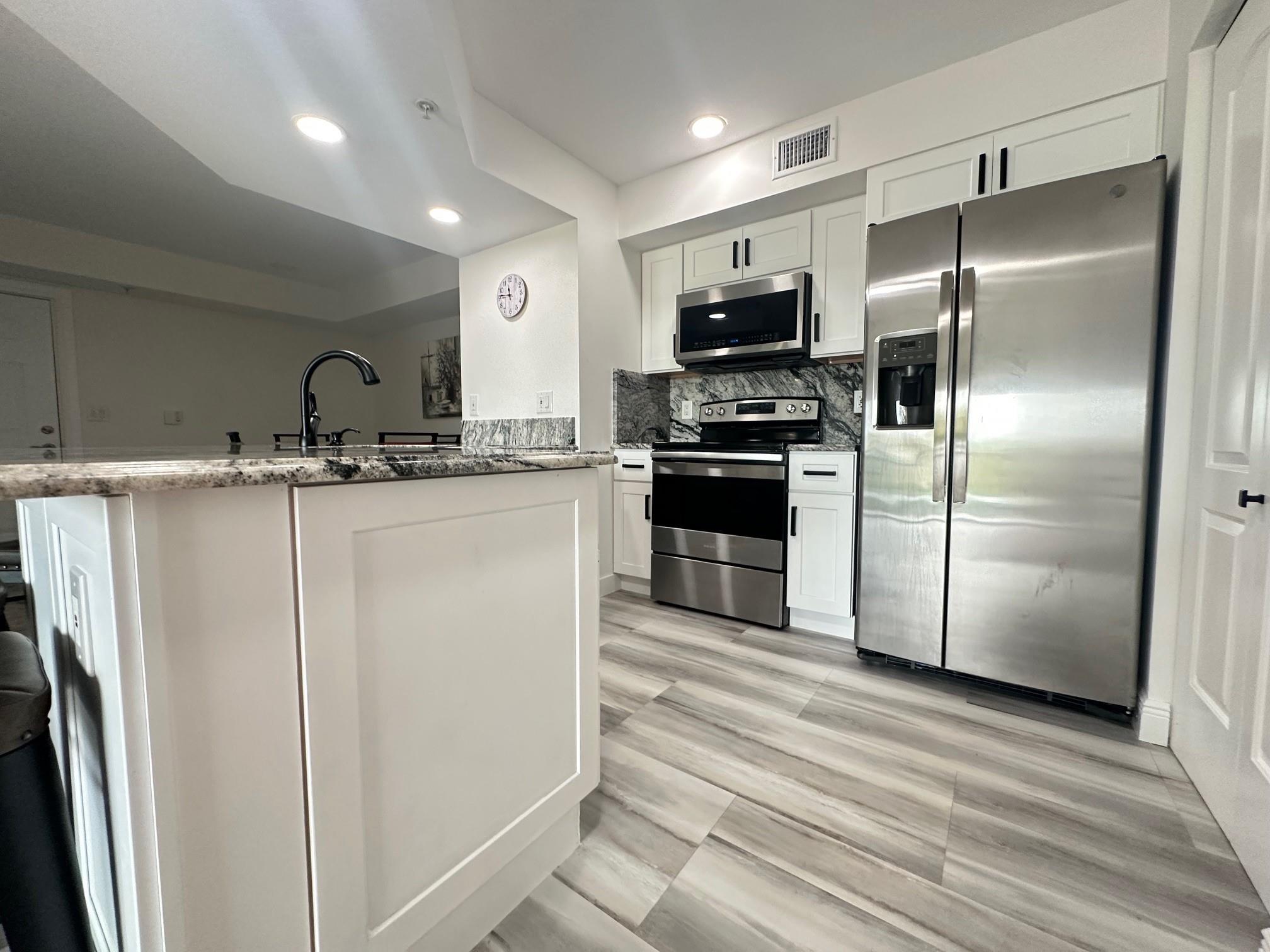 Beautiful modern furnished 1/1 condo in Portofino at Jensen Beach for rent. The condo has Luxury Vinyl Flooring throughout, granite countertops, stainless steel appliances, full size washer, dryer off the kitchen, private screened patio and vaulted ceilings. We are a resort style gated community walking distance to the mall, close by all the restaurants, downtown Jensen and Stuart and only 6 miles from the ocean.
Available for immediate move in.
