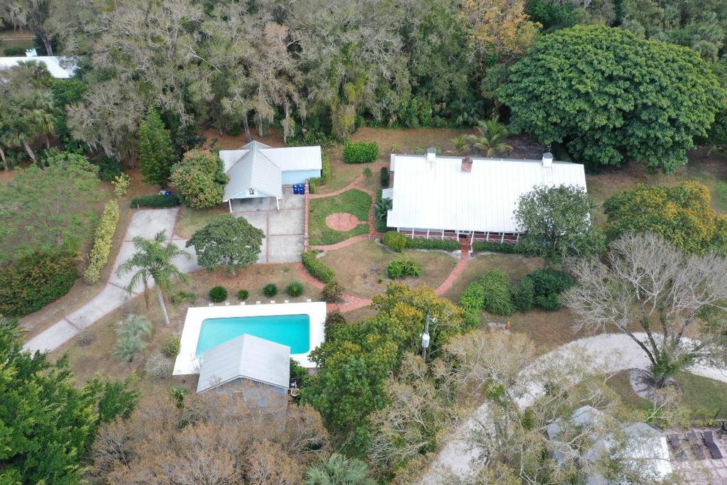 Photo of 1120 49th Avenue, Vero Beach, FL 32966 (MLS # R11154621)